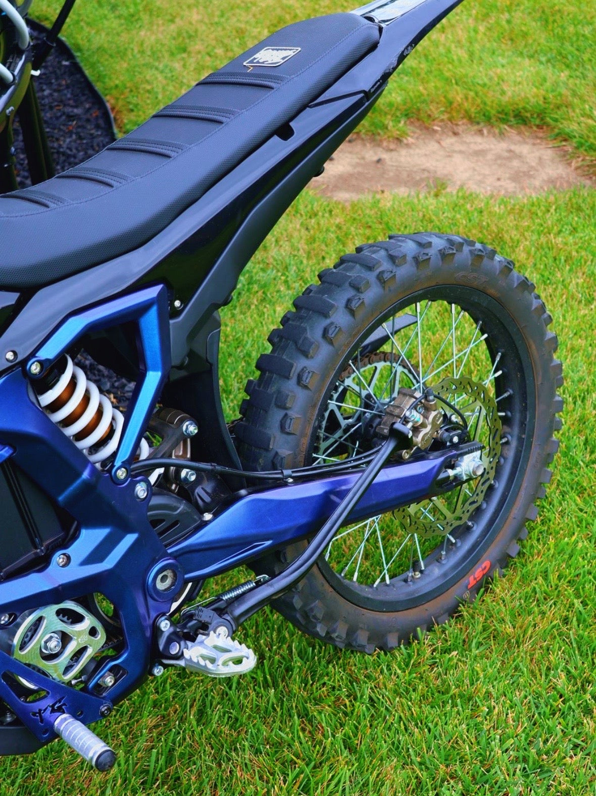 𝗦𝗨𝗥𝗥𝗢𝗡 𝗨𝗟𝗧𝗥𝗔 𝗕𝗘𝗘 𝗖𝗢𝗔𝗧𝗘𝗗 𝗙𝗥𝗔𝗠𝗘 𝗚𝗨𝗔𝗥𝗗𝗦