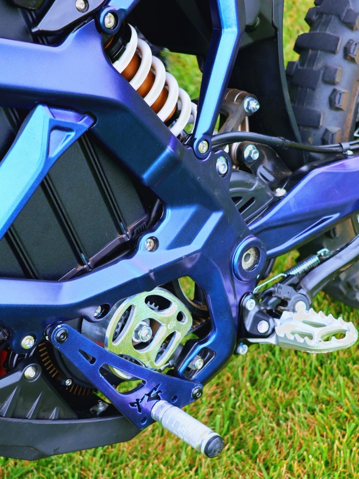 𝗦𝗨𝗥𝗥𝗢𝗡 𝗨𝗟𝗧𝗥𝗔 𝗕𝗘𝗘 𝗖𝗢𝗔𝗧𝗘𝗗 𝗙𝗥𝗔𝗠𝗘 𝗚𝗨𝗔𝗥𝗗𝗦